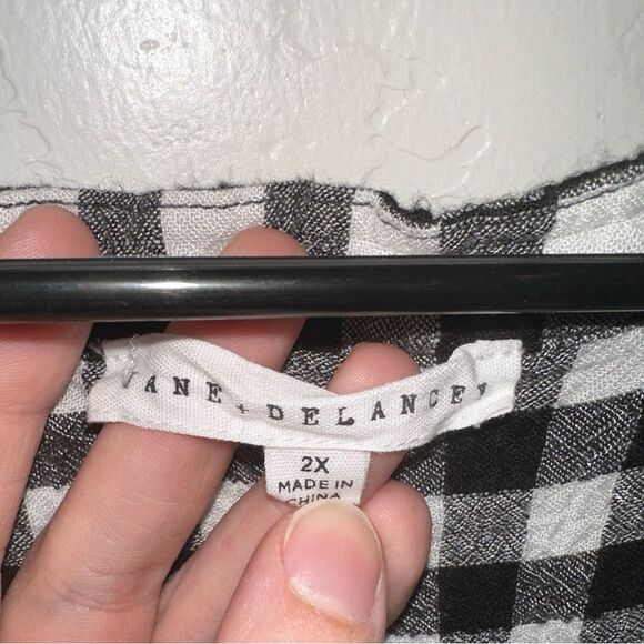 🔥 3/15 SALE 🔥 Jane & Delaney Black & White Checkered  Gingham V-Neck Blouse - Picture 4 of 5